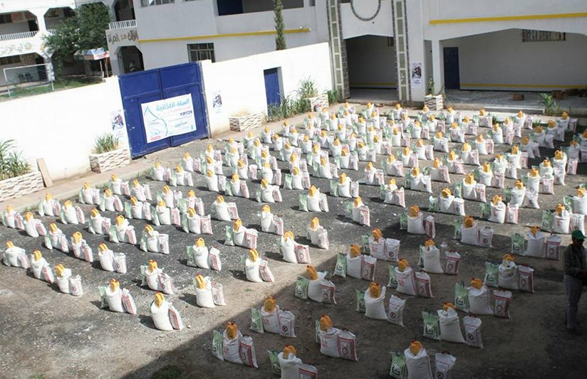 بتمويل من شركة سبأفون جمعية معاذ توزع السلة الغذائية للمتضررين بتعز